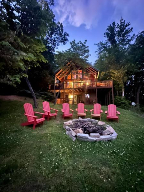 Thistle Britches, Secluded Mountain Cabin with Stunning Mountain Views, 1 Acre Next to Dollywood, Hot Tub, Pet Friendly